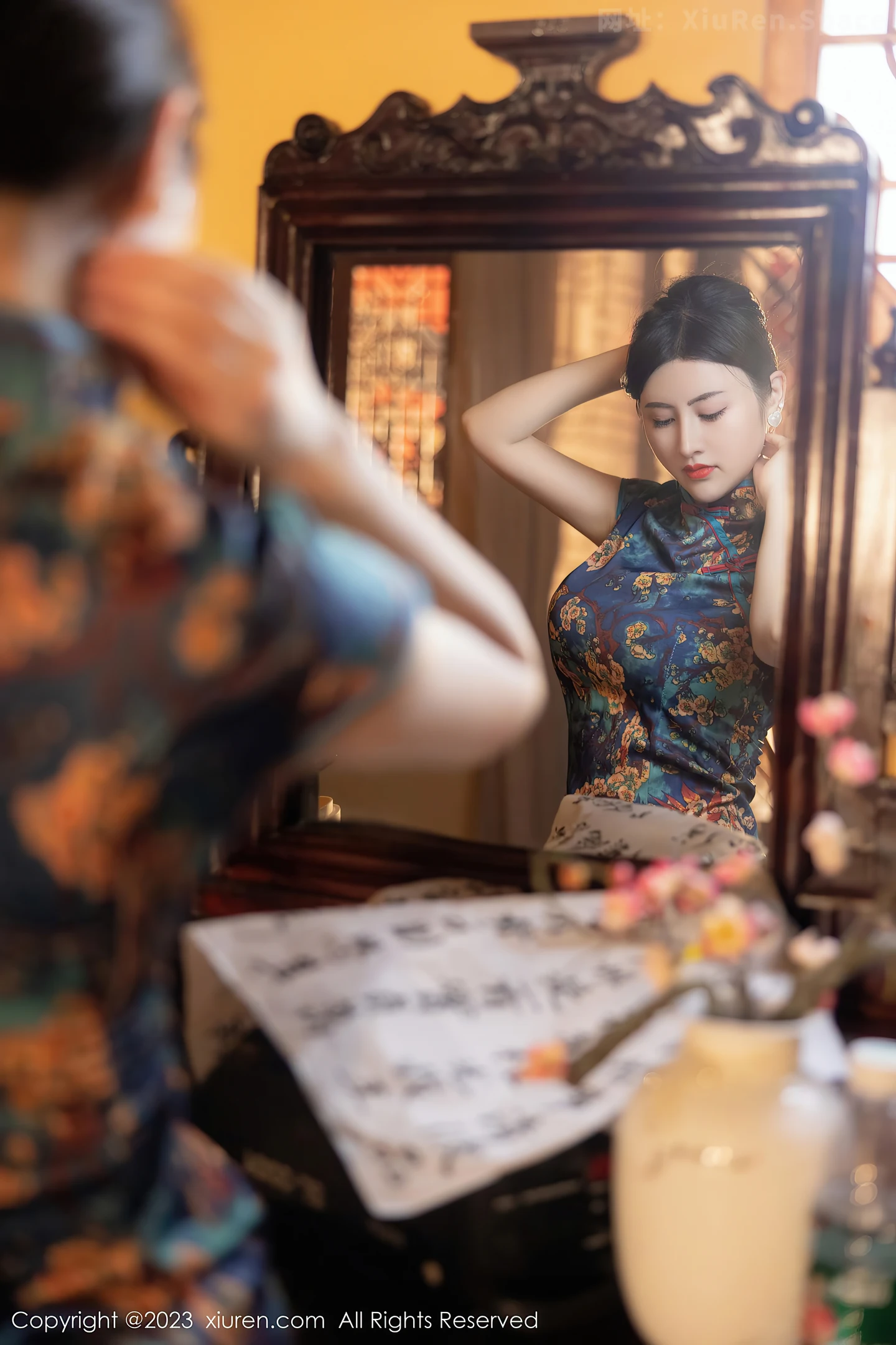 图片[3]-[XiuRen秀人网]VOL.7051 模特诗诗kiki脱蓝色图纹旗袍露黑色蕾丝内衣配黑丝吊袜诱惑写真82P-秀人网官方网站